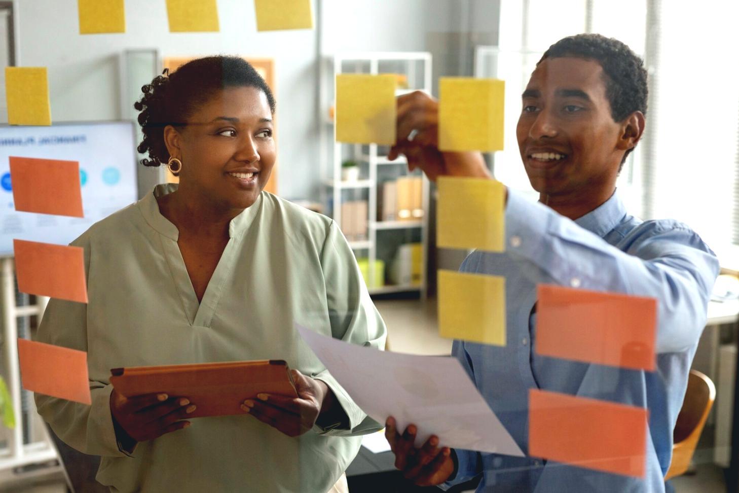 Sessione di studio su manoscritti e analisi comparativa di tragedie classiche