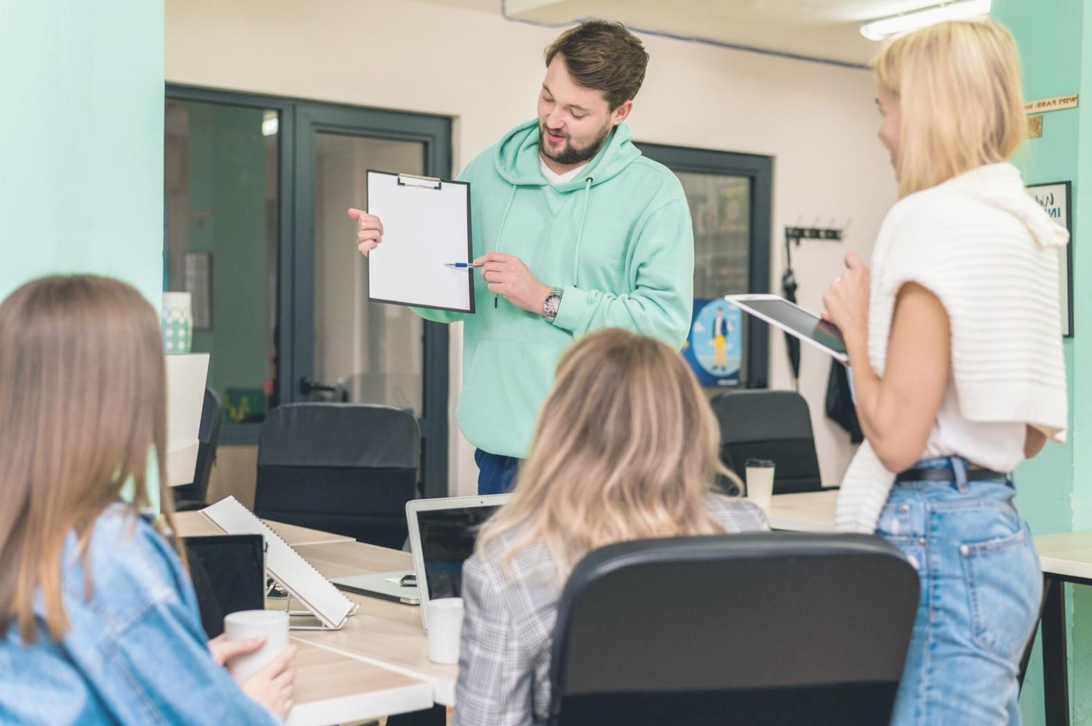 Studenti che esplorano la scrittura drammatica in un ambiente creativo